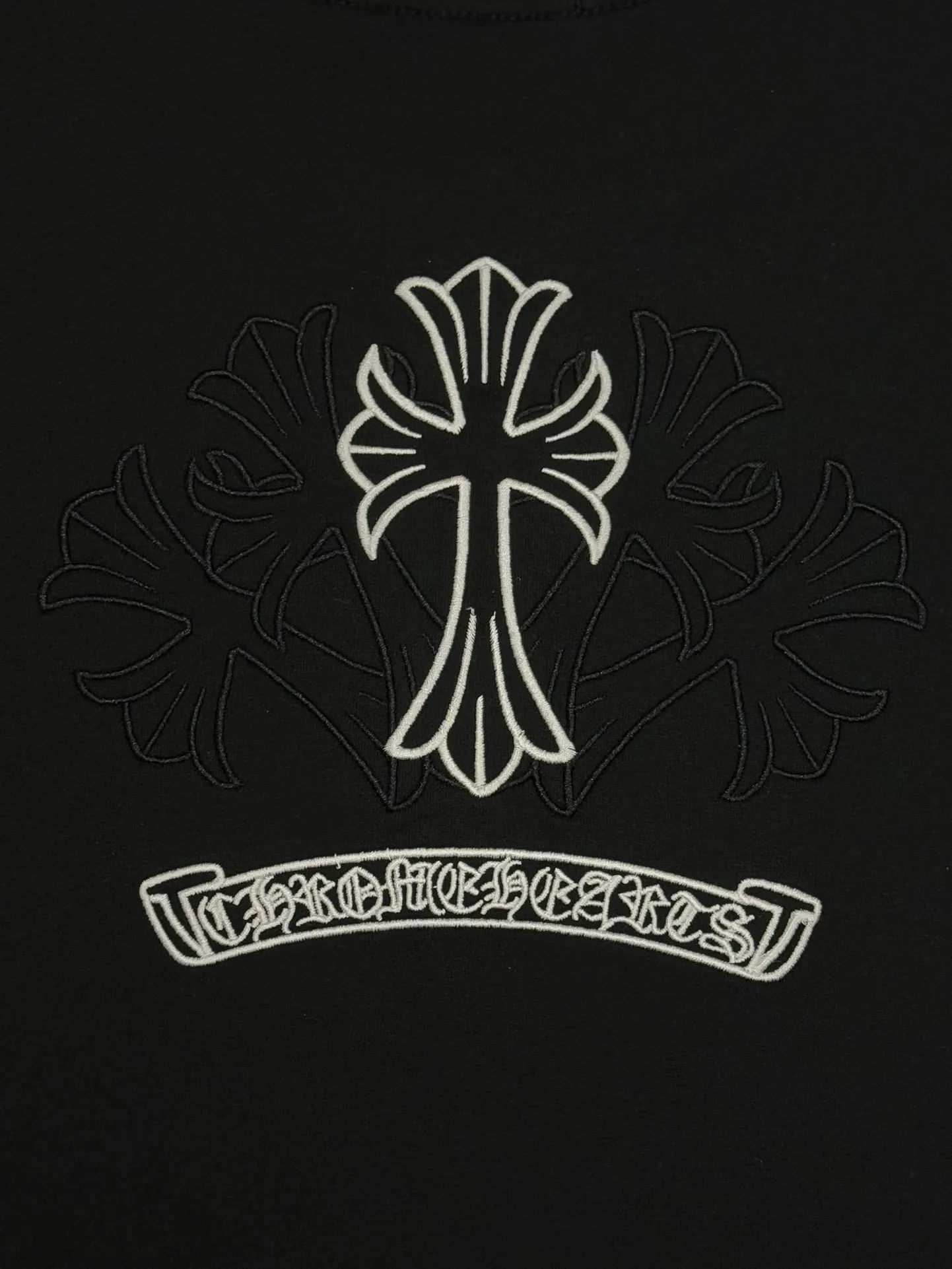 🅿️190 [High quality] Chrome hearts Chrome hearts 2025 new first release latest short-sleeved round neck T-shirt, high-end customization, avant-garde and fashionable design! The brand logo is applied to the front and back cuffs using 100,000 needle embroidery techniques. High-end customized 280g fabric. Soft to the touch. Comfortable to wear. Exquisite stitching. Fine workmanship. The upper body effect is incomparably handsome! Same style for men and women, color: white, black size: S to xL